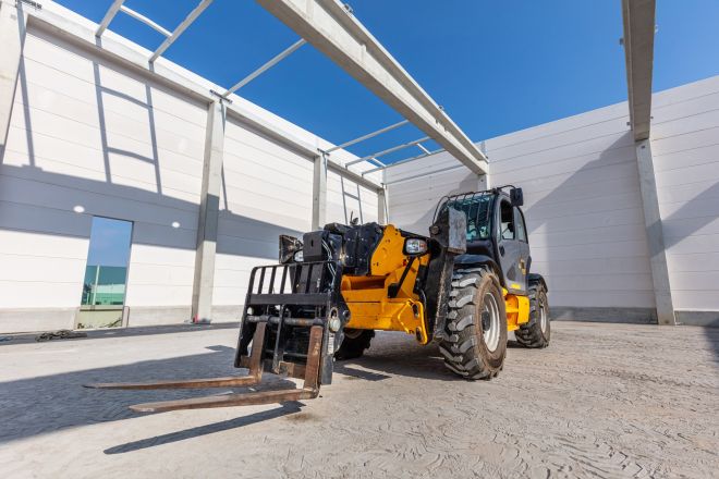 industrial-warehouse-construction-rotating-teleha-2026-03-11-04-23-29-utc.jpg